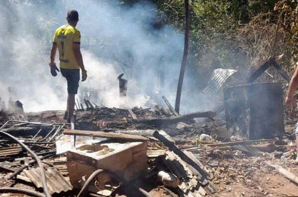 Un hombre fallece durante incendio de su precaria vivienda