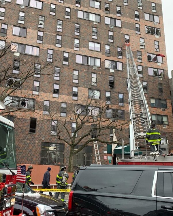 Nueve jóvenes, entre niños y adolescentes, entre los 19 muertos en incendio de un edificio en EEUU - .::Agencia IP::.