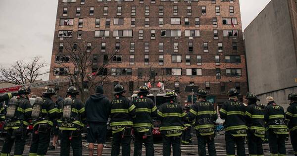 La Nación / Incendio de edificio en Nueva York provoca 19 muertos y 63 heridos