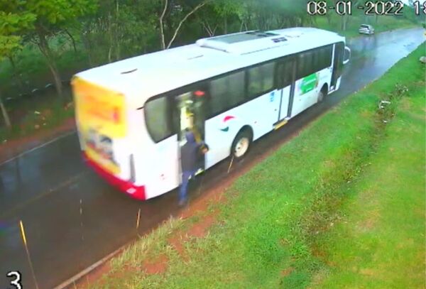Cuatro desconocidos atracaron un bus en Areguá y despojaron a pasajeros de sus pertenencias - Megacadena — Últimas Noticias de Paraguay