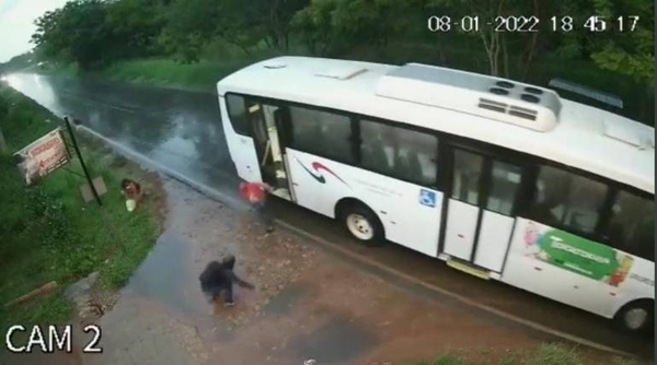 Diario HOY | Video | Tremendo susto: ladrones armados asaltan a pasajeros en Areguá