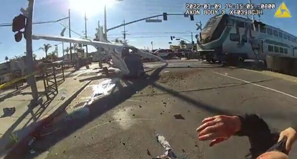 Piloto fue salvado por segundos antes de que su avión sea arrollado por el tren - Mundo - ABC Color