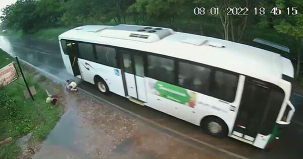 Se tiran de bus en movimiento para evitar asalto - Nacionales - ABC Color