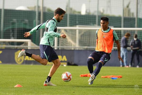 Crónica / Ndoikoi: Pelotero paraguayo que juega en Europa se quedaría sin DT