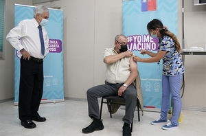 En Chile ya aplican la cuarta dosis de la vacuna anticovid - ADN Digital