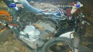 Motociclista muere al chocar contra dos columnas en Carapeguá