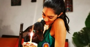 Lucía Sapena también cumple con sus responsabilidades de madre perruna