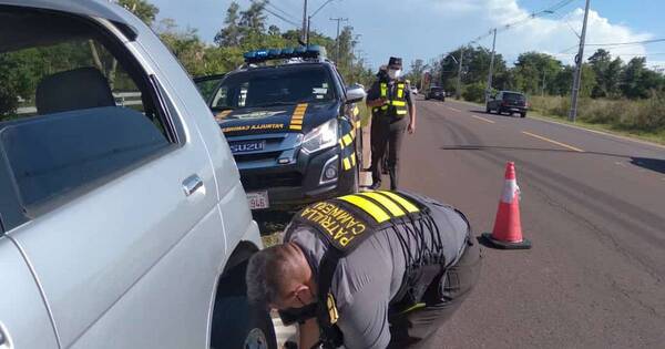 La Nación / Gesto humanitario: agentes de la Patrulla Caminera socorrieron a ciudadano en apuros