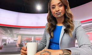 Oriini Kaipara, la primera conductora de televisión con tatuajes en la cara