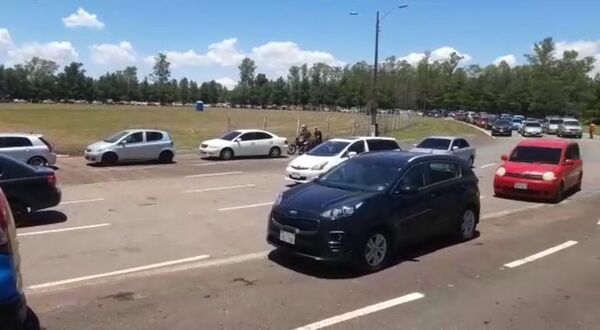 Queja y confusión en la entrega de los informes de los hisopados realizados en el Rubén Dumot - Nacionales - ABC Color