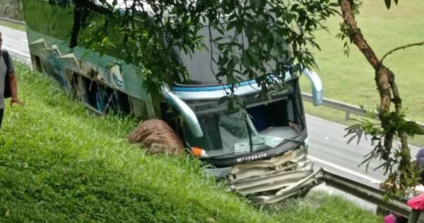 La Nación / Bus repleto de paraguayos protagoniza múltiple choque en ruta brasileña
