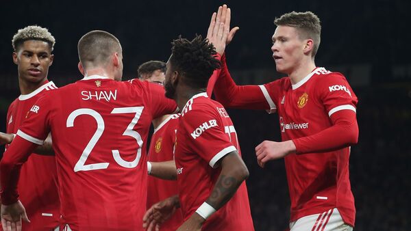 El Manchester United avanza con lo justo