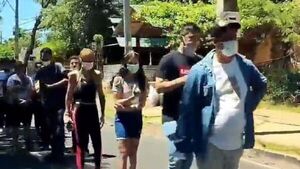 Reportan largas filas bajo el sol en el Departamento de Identificaciones