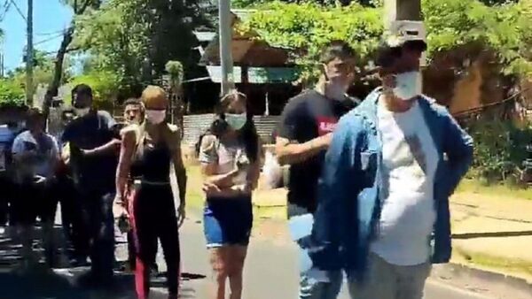 Reportan largas filas bajo el sol en el Departamento de Identificaciones