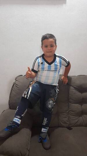 Crónica / [VIDEO] El pequeño hincha que causa sensación con su baile: "Quiero ser como Cristiano Ronaldo" dijo