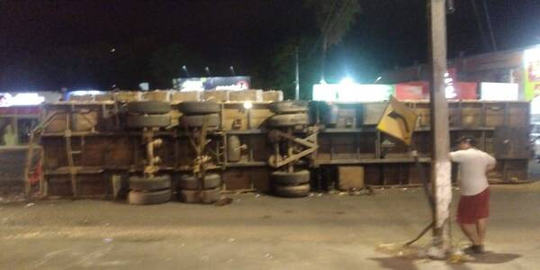Crónica / Pim pam pum hizo el acoplado de un feroz camión en Villa Elisa