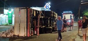 Camión de gran porte volcó sobre ruta en Villa Elisa - Nacionales - ABC Color
