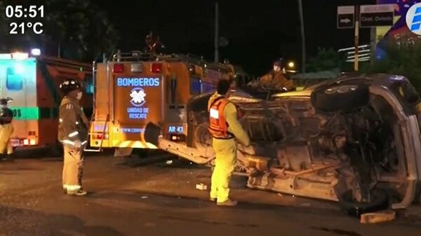 Chocan camión de bomberos en Luque | Noticias Paraguay