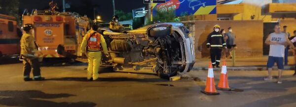 Choque y vuelco deja tres bomberos heridos en Luque - Nacionales - ABC Color