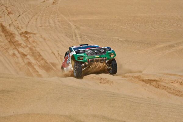 Andrea Lafarja se baja de la Etapa 9 del Dakar - Automovilismo - ABC Color