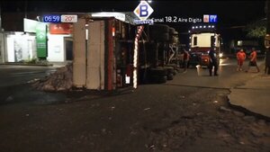Carrocería de camión se vuelca en plena avenida en Villa Elisa | Noticias Paraguay
