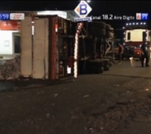 Camión vuelca en plena avenida en Villa Elisa - Paraguay.com