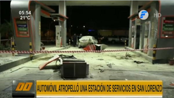 Mujer pierde el control de su auto y atropella una gasolinera