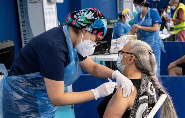 Covid-19: inician vacunación con cuarta dosis en Chile