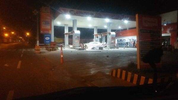 Perdió el control de su auto y atropelló una estación de servicios
