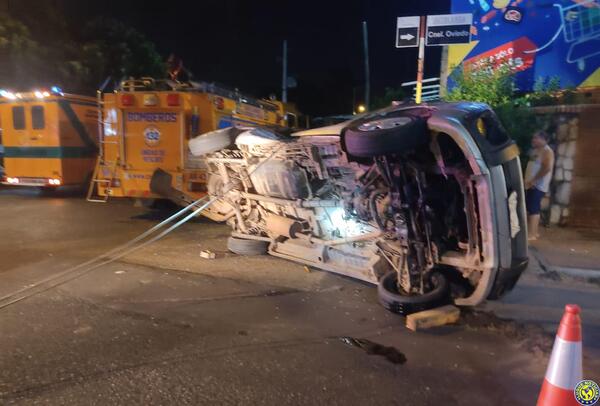 Choque entre un carro hidrante y una furgoneta deja tres bomberos heridos •