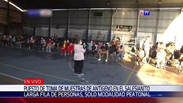 Vigilia y larga fila para acceder al hisopado en puesto peatonal
