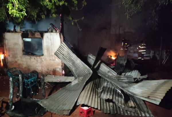 Inquilinos perdieron todo tras un incendio en San Lorenzo - Nacionales - ABC Color