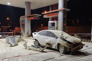 Mujer pierde el control de su vehículo e impacta contra una estación de servicios | OnLivePy