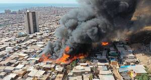 La Nación / Incendio arrasa un centenar de viviendas precarias en Iquique