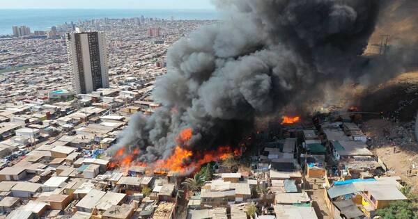 La Nación / Incendio arrasa un centenar de viviendas precarias en Iquique