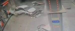 Crónica / Desvió un auto y atropelló una estación de servicio