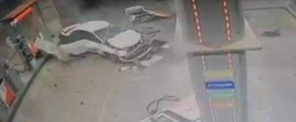 Crónica / Desvió un auto y atropelló una estación de servicio