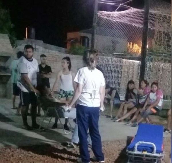 Jugaba al fútbol con sus amigas, su expareja la degolló en plena cancha y escapó