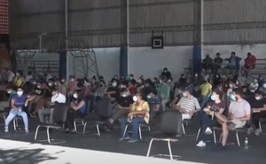 Aglomeración de personas en puesto de test de antígenos