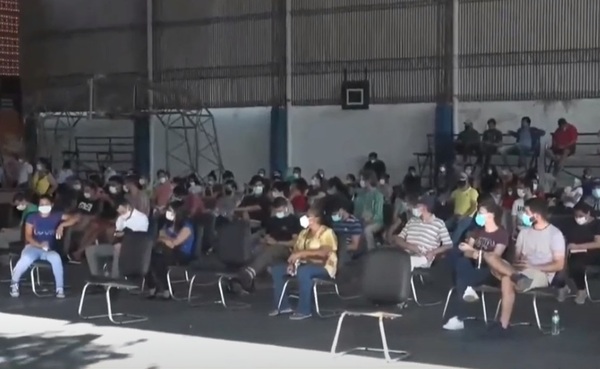 Aglomeración de personas en puesto de test de antígenos