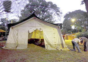Ante aumento de casos covid montan de nuevo carpas para refugio de familiares de pacientes - La Clave