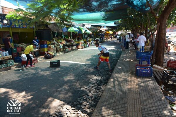 Piden que administrador de mercado de abasto haga cumplir ordenanza para poner fin al caos - La Clave