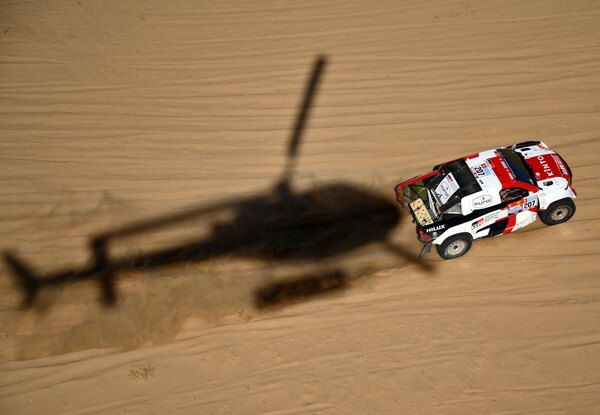 Toyota manda en el desierto con un 1-2-3 en la etapa 9