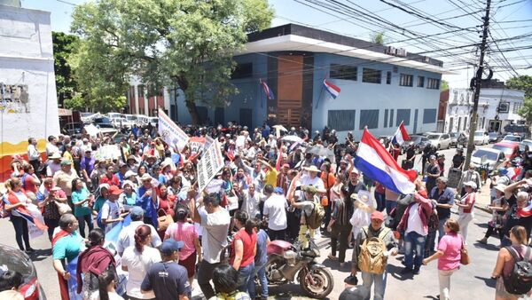 Grupo de antivacunas atropella sede de Última Hora  