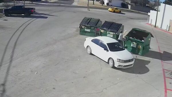 ¡Terrible! Abandonó a su bebé en un contenedor de basura y fue capturada por las cámaras