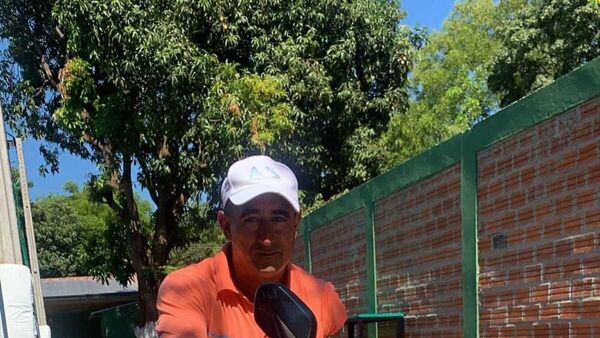 Jugador regaló una moto a su tío que es macatero