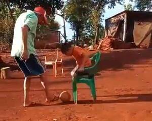 Crónica / [VIDEO] "Ama el fútbol... cuando va a jugar partido siempre lleva esa silla"