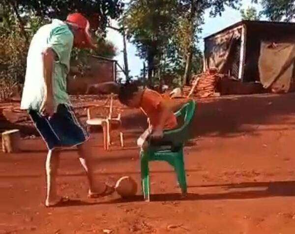 Crónica / [VIDEO] "Ama el fútbol... cuando va a jugar partido siempre lleva esa silla"