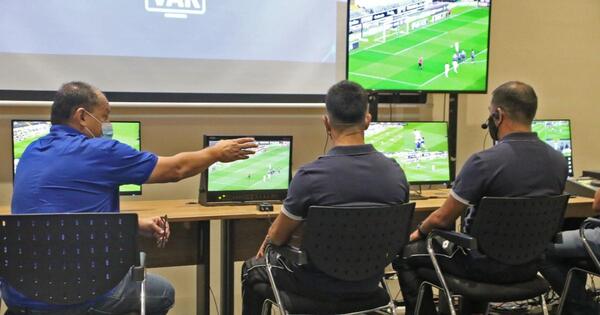 Nuevos árbitros se capacitan en el uso del VAR
