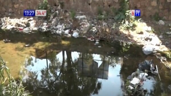 ¡Horrible! Tiran basura en arroyo del Bañado Sur | Noticias Paraguay